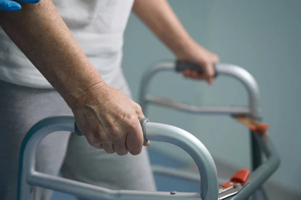 Äldre Patienter Rör Sig Med Vandrare Längs Sjukhuskorridoren Sjuksköterska Följer — Stockfoto