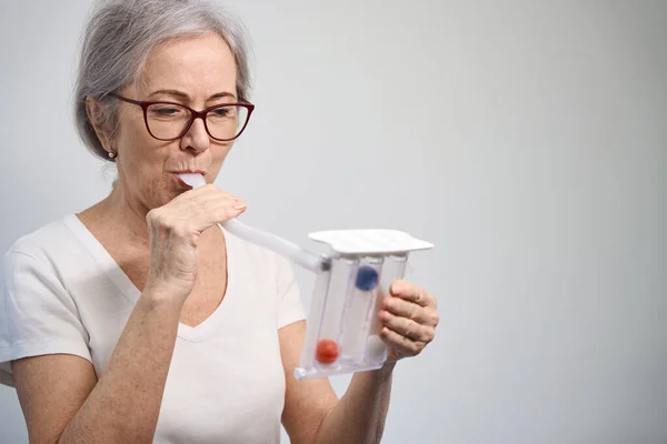 Paciente Anciana Utiliza Entrenador Pulmonar Después Cirugía Una Mujer Con —  Fotos de Stock