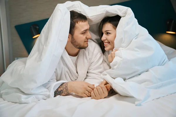 Young Husband Wife Chatting Merrily Covers Big Bed Guys Soft — Stock Photo, Image