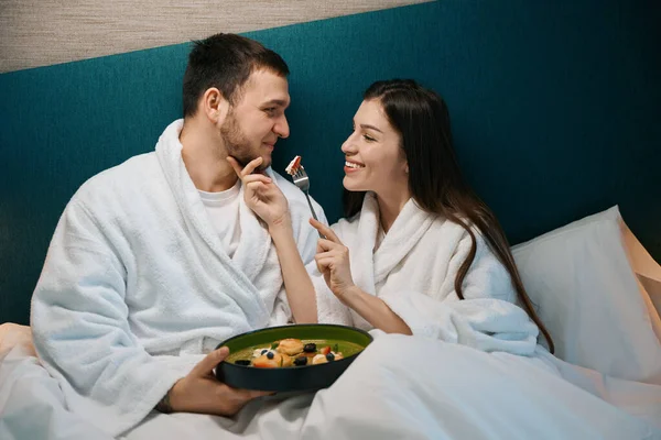 Esposa Cariñosa Trata Marido Desayunar Dormitorio Pareja Encuentra Una Cama —  Fotos de Stock