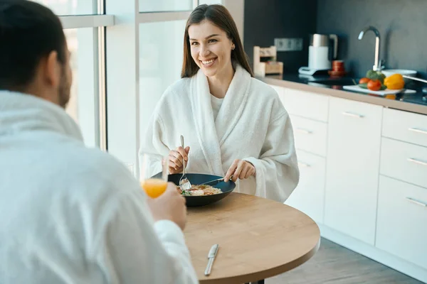 快乐的年轻夫妇在舒适的环境中享用家庭早餐 穿着舒适浴衣的小伙子们 — 图库照片