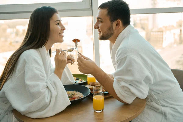 Charmant Jeune Couple Prenant Petit Déjeuner Romantique Dans Une Atmosphère — Photo