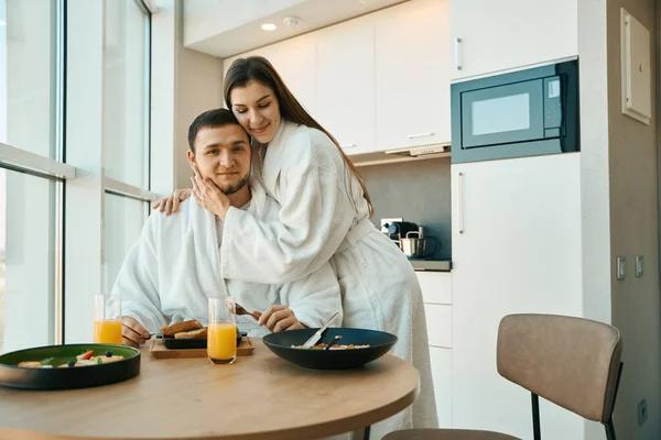 Liebevolle Junge Frau Umarmt Ihren Mann Küchentisch Zärtlich Die Familie — Stockfoto