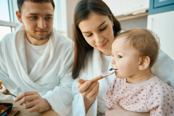 Happy Cute Mom Feeds Her Little Daughter Breakfast Mom Dad — Stock Photo, Image