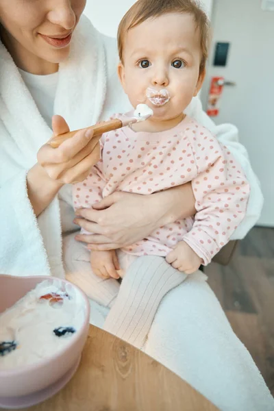 Small Child Eats Arms Young Mother Girl Fed Baby Food — Stock Photo, Image