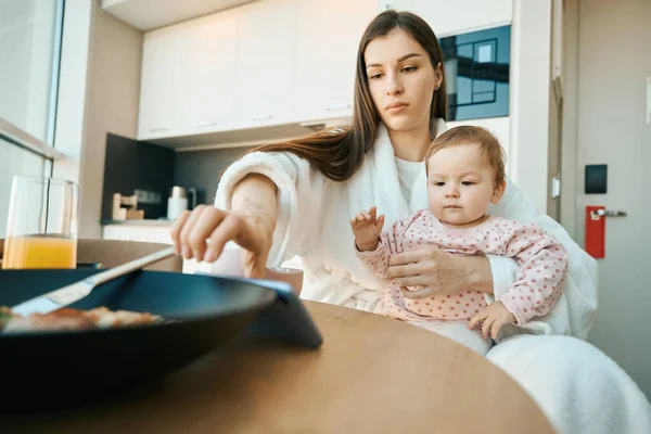 Long Haired Mother Terry Bathrobe Sits Small Child Kitchen Girl — Stock Photo, Image