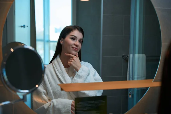 Beautiful Young Brunette Stands Bathroom Admires Her Reflection Mirror Woman — Stock Photo, Image