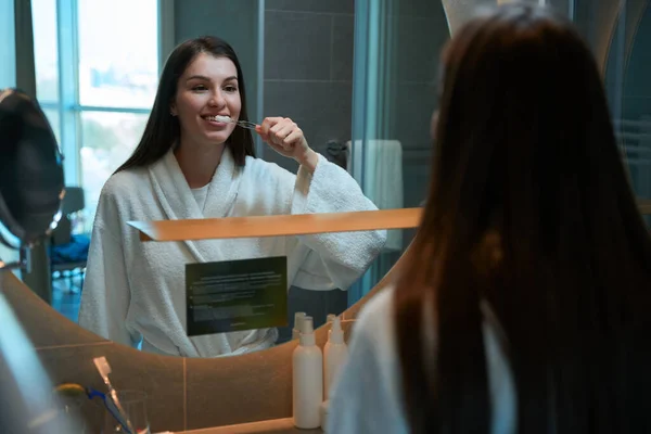 Mujer Joven Pelo Largo Cepilla Los Dientes Baño Frente Espejo —  Fotos de Stock