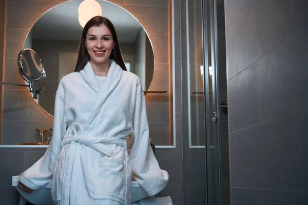 Gesunde Junge Brünette Steht Badezimmer Eine Frau Bademantel — Stockfoto