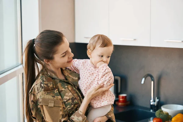 Usmívající Žena Voják Držení Hezká Dívka Náručí Maminka Vojenské Uniformě — Stock fotografie