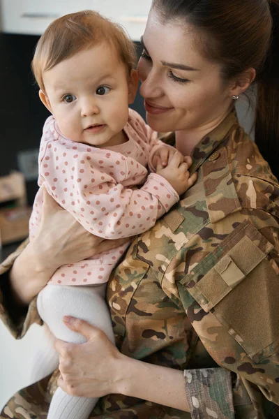 Mladá Vojenská Žena Drží Náručí Malou Holčičku Matku Maskovací Uniformě — Stock fotografie