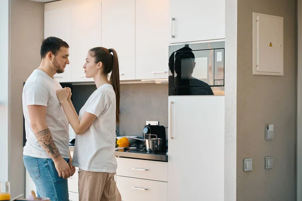 丈夫和妻子在厨房里感情用事 男人们穿着家居服 — 图库照片
