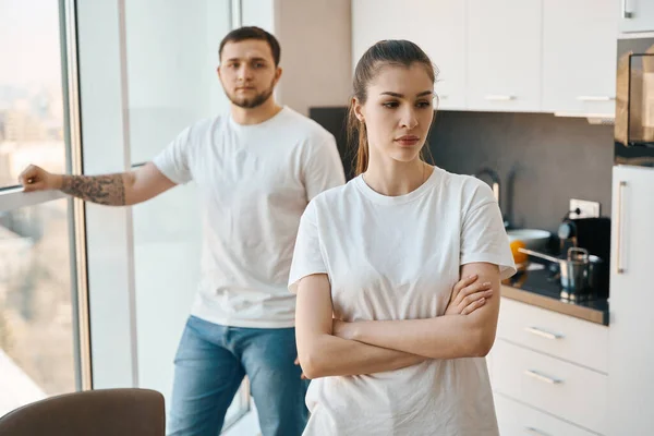 Emocional Macho Hembra Peleados Cocina Hombre Cariñoso Para Ventana Vista — Foto de Stock