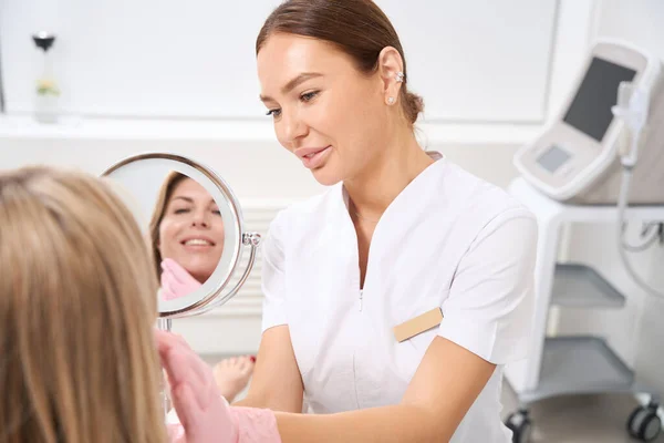 Female Cosmetologist Workplace Consults Female Patient Bathrobe Employee Medical Uniform — Stock Photo, Image