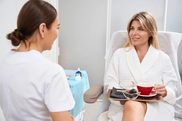 Medico Cosmetologo Conduce Appuntamento Una Clinica Medicina Estetica Paziente Comodamente — Foto Stock