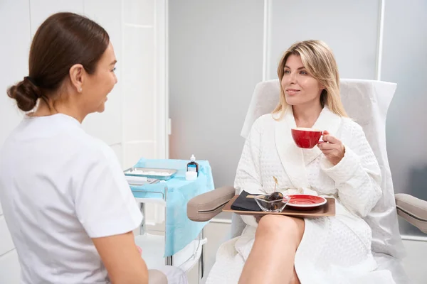 Staff Aesthetic Medicine Clinic Workplace Receiving Client Woman Comfortably Seated — Stock Photo, Image