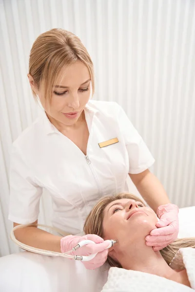 Žena Kosmetolog Pracuje Kůží Pacientů Tvář Specialista Používá Co2 Laser — Stock fotografie