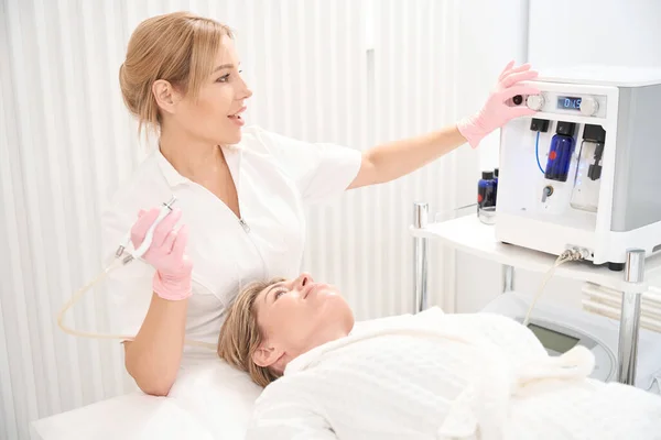 Piękna Kosmetyczka Dostosowuje Laser Co2 Procedury Usuwania Blizn Pacjentka Leży — Zdjęcie stockowe
