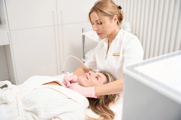 Specialista Kosmetolog Provádí Zákrok Dekoltu Pomocí Co2 Laseru Pacient Kosmetickém — Stock fotografie