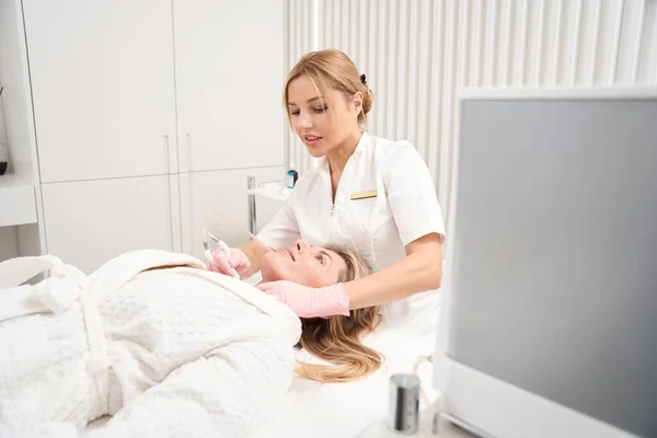Cosmetologo Conduce Innovativa Procedura Rifacimento Laser Paziente Specialista Utilizza Laser — Foto Stock