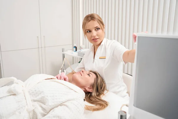 Cosmetologist Performs Skin Resurfacing Procedure Decollete Area Aesthetic Medicine Clinic — Stock Photo, Image