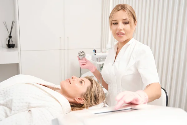 Female Cosmetologist Turns Apparatus Non Surgical Skin Tightening Specialist Protective — Stock Photo, Image