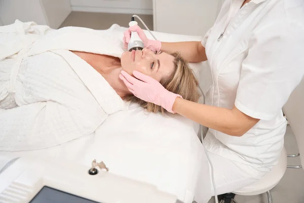 Mujer Lifting Facial Quirúrgico Eficaz Utilizando Método Lifting — Foto de Stock