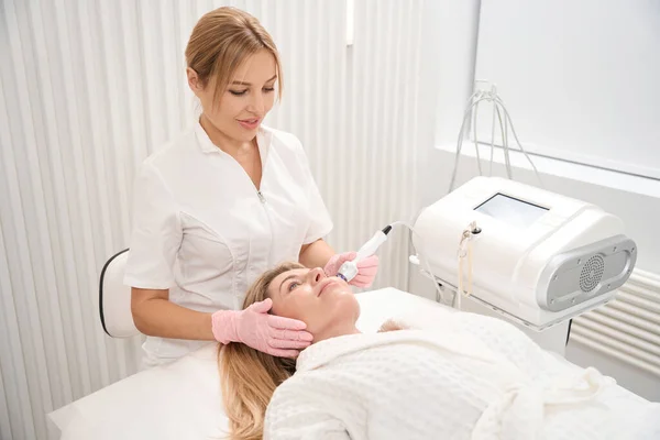 Young Cosmetologist Performs Non Surgical Procedure Radio Wave Face Lifting — Stock Photo, Image
