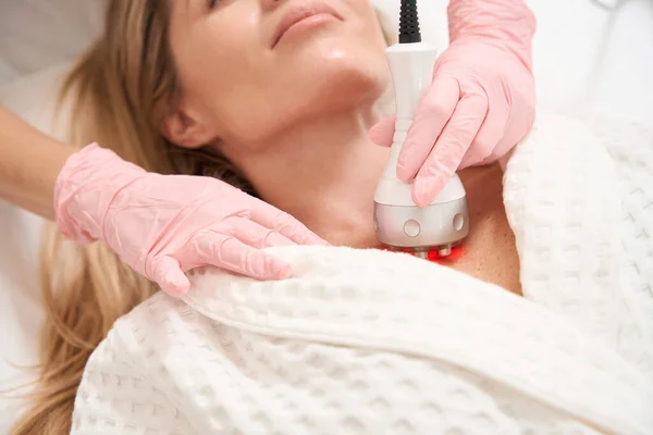 病人正在经历放疗区的放疗 女性则在美容外科诊所 — 图库照片