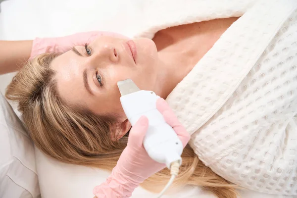 Mujer Procedimiento Limpieza Facial Ultrasónica Paciente Encuentra Sofá Cosmetología —  Fotos de Stock