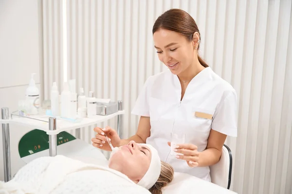 Kosmetikerin Arbeitsplatz Arbeitet Mit Einer Patientin Bademantel Eine Angestellte Medizinischer — Stockfoto