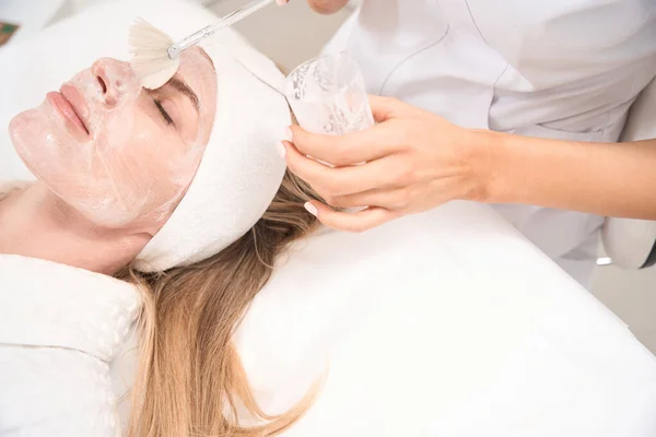 Žena Užívá Kosmetických Procedur Klinice Estetické Medicíny Maskována Speciálním Štětcem — Stock fotografie
