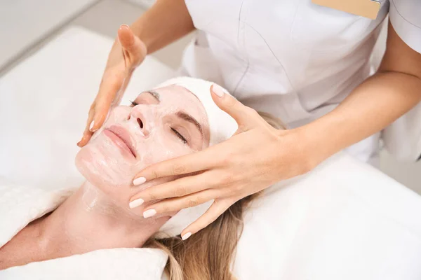 Žena Užívá Kosmetických Procedur Klinice Estetické Medicíny Dostane Profesionální Masáž — Stock fotografie