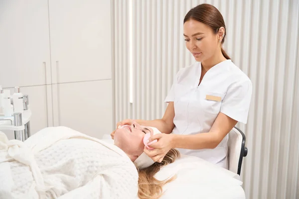 Eine Kosmetikerin Entfernt Bei Einer Behandlung Einer Klinik Für Ästhetische — Stockfoto