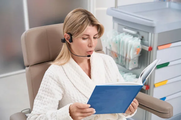 Female Patient Modern Voice Staging Procedure Forbrein Headset Woman Bathrobe — Stock Photo, Image