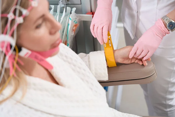 Dokter Het Revalidatiecentrum Bereidt Patiënt Voor Elektroencefalogram Procedure Het Vrouwtje — Stockfoto