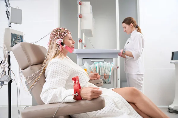 Female Diagnostician Rehabilitation Center Performs Electroencephalogram Procedure Patient Female Cap — Stock Photo, Image