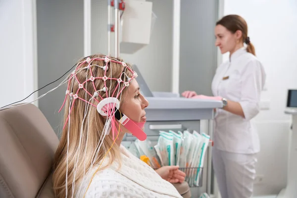 Diagnostician Rehabilitation Center Conducts Electroencephalogram Procedure Young Female Patient Cap — Stock Photo, Image