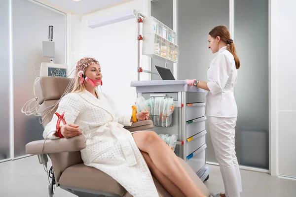 Young Female Patient Rehabilitation Center Undergoes Electroencephalogram Procedure Female Bathrobe — Stock Photo, Image