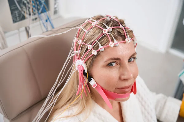 Vacker Kvinna Mössa Med Elektroder Elektroencefalogram Förfarande Patienten Bekväm Miljö — Stockfoto