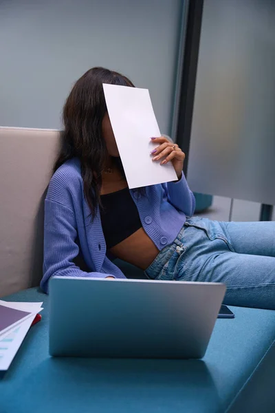 Brünette Frau Bedeckt Gesicht Mit Papier Und Benutzt Laptop Während — Stockfoto