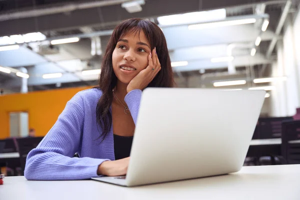 Жінка Брекетами Відвертаються Посміхаються Працюючи Ноутбуку Сучасній Кімнаті — стокове фото