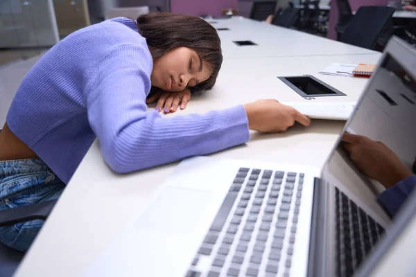 Κουρασμένη Εργάτρια Στυλάτα Ρούχα Ξάπλωσε Κεφάλι Της Στο Τραπέζι Και — Φωτογραφία Αρχείου