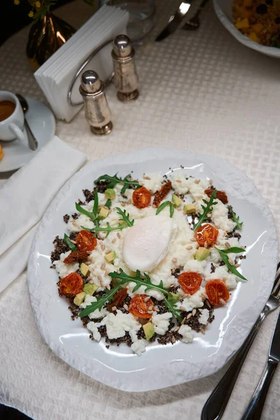Top View Νόστιμο Γεύμα Που Σερβίρεται Λευκό Πιάτο Ποσέ Αυγό — Φωτογραφία Αρχείου