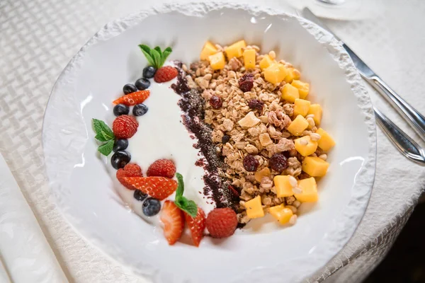 Süßes Köstliches Dessert Mit Zartem Mousse Frischem Obst Und Müsli — Stockfoto