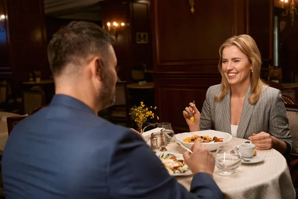 美しいカップルはおいしい食事を食べて レストランでデート中に誠実に笑って ロマンス — ストック写真