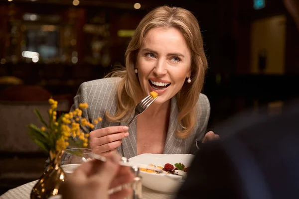 友達とカフェでおいしいデザートを食べながら 新しいメニューを試してみる幸せの美しい女性 — ストック写真