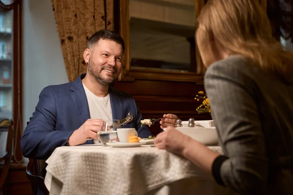 Χαρούμενος Όμορφος Άντρας Γενειάδα Απολαμβάνει Δείπνο Ελκυστική Αστεία Γυναίκα Ζευγάρι — Φωτογραφία Αρχείου