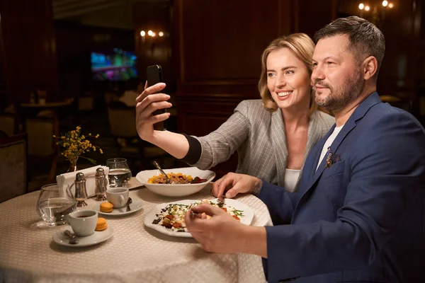 Ευτυχισμένοι Σύζυγοι Βγάζουν Selfie Κατά Διάρκεια Του Δείπνου Επετείου Ευχάριστες — Φωτογραφία Αρχείου