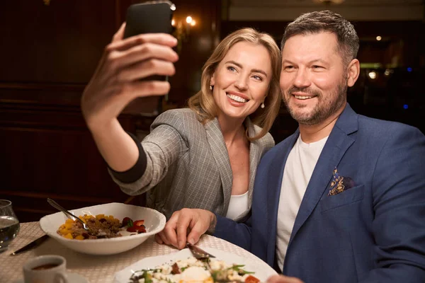 Happy Woman Taking Selfie Boyfriend Cafe Beginnig Romantic Relationships — Stock Photo, Image